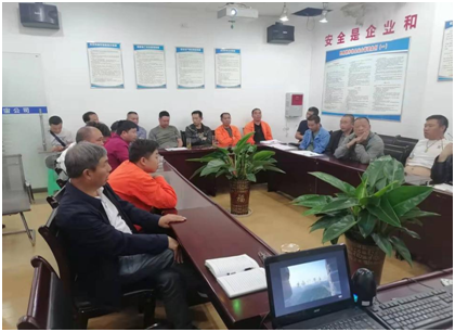 副经理熊中榜为涉爆人员讲解消防演练相关知识