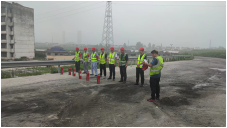 安全监管部部长肖东为八达物流全体员工讲解灭火器、消防水带使用注意事项